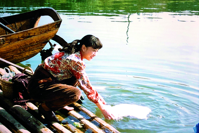 陈建明1990年端午节在家乡的码头重拾洗衣服的快乐.jpg