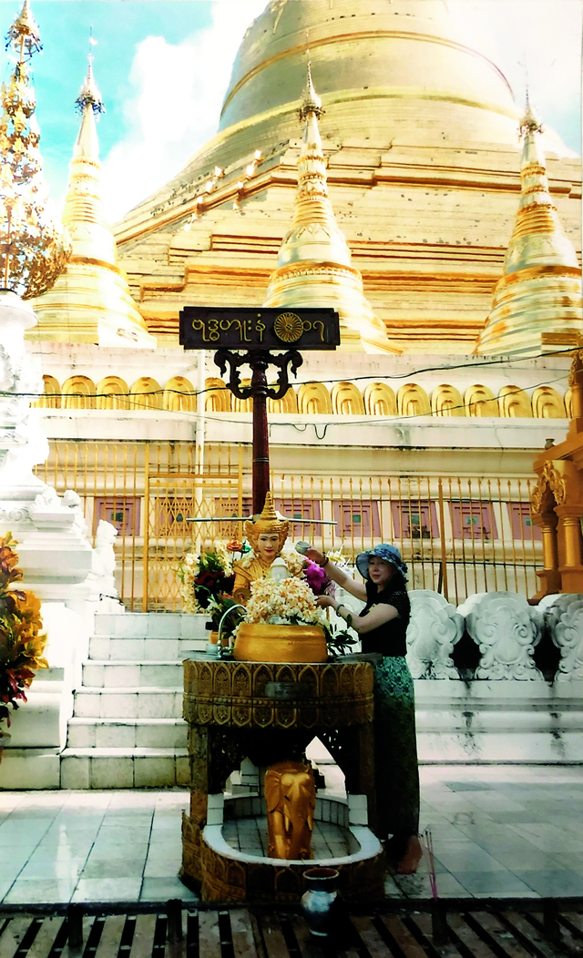 在缅甸仰光大金塔敬保护神佛像时留影1.jpg