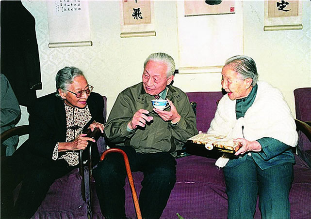 雷洁琼和赵朴初为冰心庆祝生日。左起:雷洁琼、赵朴初、冰心。.jpg 雷洁琼和赵朴初为冰心庆祝生日。左起:雷洁琼、赵朴初、冰心。.jpg