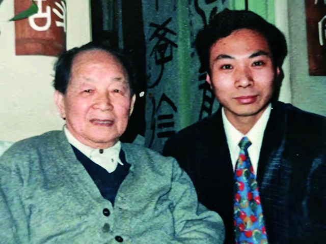 1996年,鄂力在黄苗子先生家中.jpg 1996年,鄂力在黄苗子先生家中.jpg