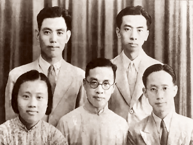 和亲友留影。前排左起钱舒秀(大妹)、钱穆(四叔)、钱伟长.jpg 和亲友留影。前排左起钱舒秀(大妹)、钱穆(四叔)、钱伟长.jpg