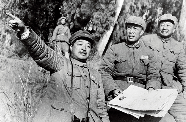 1949年11月由陕入川解放大西南时，贺龙、周士第（右二）、王维舟（右一）同志在进军途中.jpg
