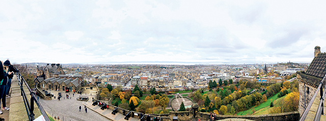 站在爱丁堡城堡上俯瞰爱丁堡城 周友铭 摄.jpg