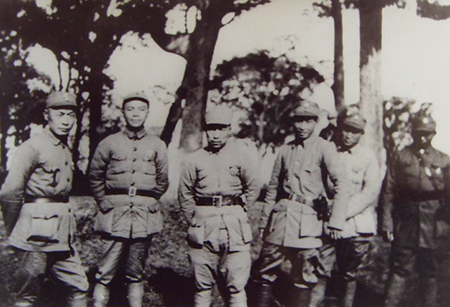 新四军六团东进江南苏(州)常(熟)太(仓)地区时,部分领导合影。左起:陈毅、刘炎、 刘飞、叶飞、吴焜、乔信明.jpg 新四军六团东进江南苏(州)常(熟)太(仓)地区时,部分领导合影。左起:陈毅、刘炎、 刘飞、叶飞、吴焜、乔信明.jpg