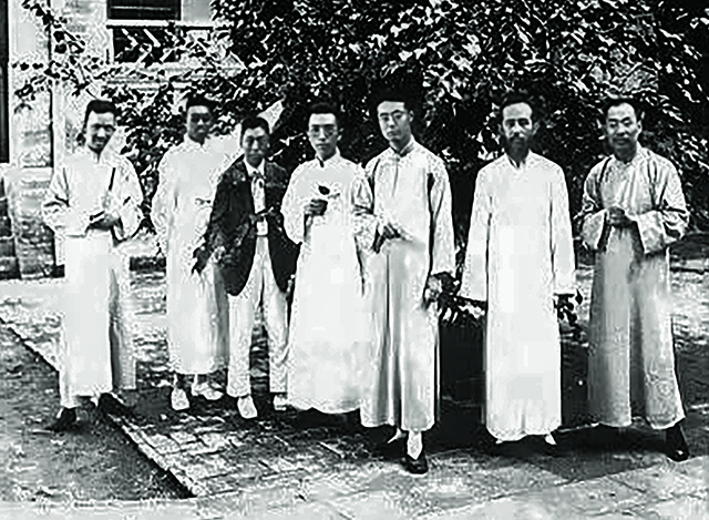北京大学国学季刊编委会同人合影。左起:徐炳昶、沈兼士、马衡、胡适、顾颉刚、朱希祖、陈垣.jpg 北京大学国学季刊编委会同人合影。左起:徐炳昶、沈兼士、马衡、胡适、顾颉刚、朱希祖、陈垣.jpg