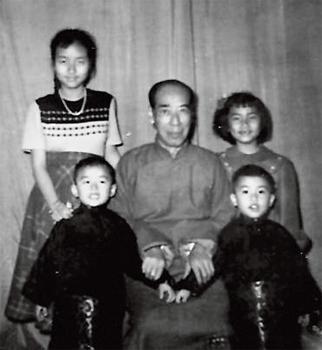 爷爷马公权同孙辈马淑逑(后左)、马淑明(后右)、马鼎昌(前左)、马鼎盛(前右)。(该照片由马鼎昌提供).jpg 爷爷马公权同孙辈马淑逑(后左)、马淑明(后右)、马鼎昌(前左)、马鼎盛(前右)。(该照片由马鼎昌提供).jpg