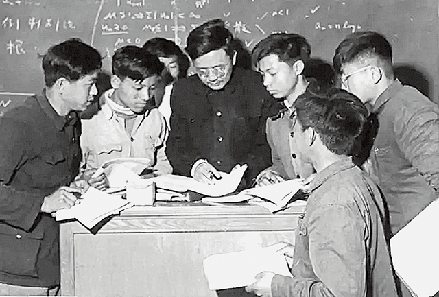 华罗庚和学生在一起.jpg