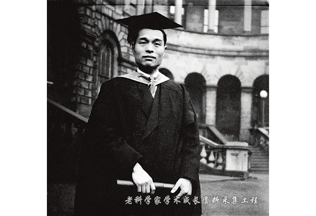 1948年,程开甲获哲学博士学位时在爱丁堡大学办公楼前留影.jpg 1948年,程开甲获哲学博士学位时在爱丁堡大学办公楼前留影.jpg