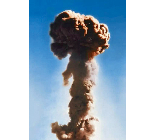 1964年10月16日,我国第一颗原子弹爆炸产生的蘑菇云.jpg 1964年10月16日,我国第一颗原子弹爆炸产生的蘑菇云.jpg