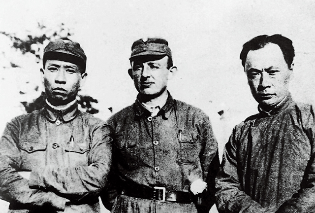 刘少奇（左）罗生特（中）陈毅（右）在新四军合影.jpg