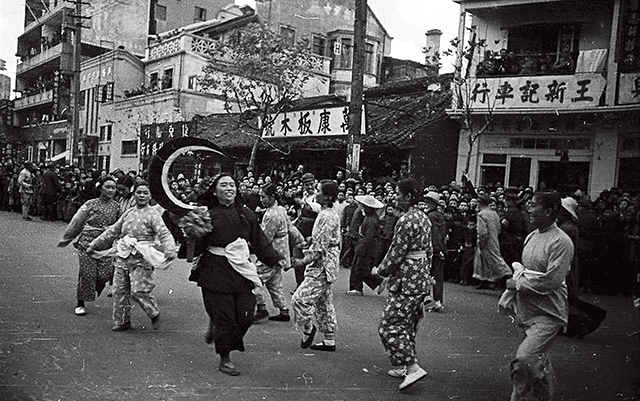 1949年7月6日，百万上海人在街头敲锣打鼓，扭秧歌，舞着安塞腰鼓庆祝上海得到解放，使整个顿时整个上海都沸腾了.jpg