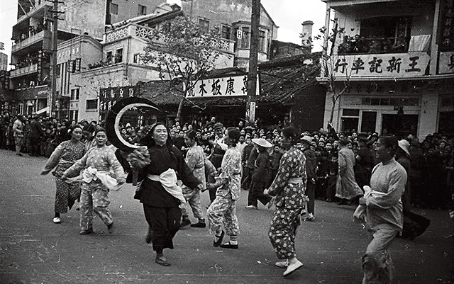 1949年7月6日,百万上海人在街头敲锣打鼓,扭秧歌,舞着安塞腰鼓庆祝上海得到解放,使整个顿时整个上海都沸腾了.jpg 1949年7月6日,百万上海人在街头敲锣打鼓,扭秧歌,舞着安塞腰鼓庆祝上海得到解放,使整个顿时整个上海都沸腾了.jpg