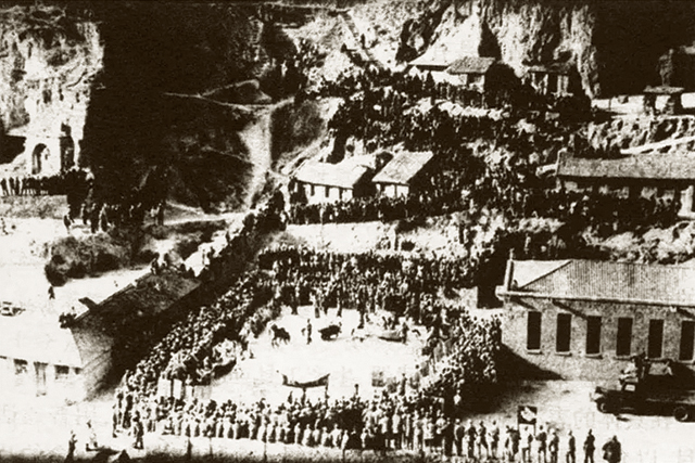 1943年春节，革命秧歌舞遍延安，并蔓延整个陕甘宁边区.jpg