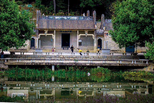 上图：莲塘村是中国传统村落、广东省历史文化名村，仍保留着古风古韵。村里的时四陈公祠建于1899年。.jpg