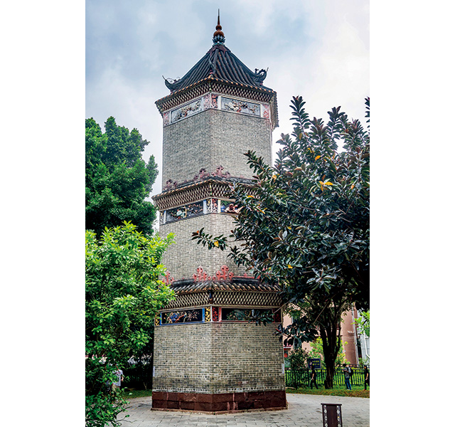 上图：深井村的深井文塔始建于清光绪二十一年（1895），是一座三层楼阁式砖木结构的古塔。.jpg