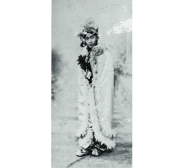 马师曾早年女装剧照。后来他反串饰演粤剧《拾玉镯》刘大娘,与红线女合作,该剧作为广东粤剧院青年训练班教材.jpg 马师曾早年女装剧照。后来他反串饰演粤剧《拾玉镯》刘大娘,与红线女合作,该剧作为广东粤剧院青年训练班教材.jpg