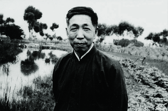 阎宗临1965年摄于太原南郊.jpg 阎宗临1965年摄于太原南郊.jpg