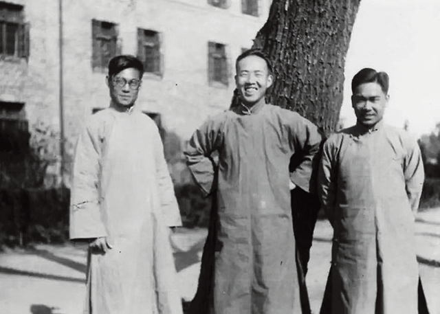 1933年，赵九章与同班同学傅承义（右）、王竹溪（左）在清华园.jpg