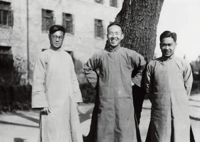 1933年,赵九章与同班同学傅承义(右)、王竹溪(左)在清华园.jpg 1933年,赵九章与同班同学傅承义(右)、王竹溪(左)在清华园.jpg