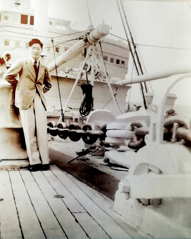 1940年在去加拿大留学的邮轮上留影.jpg