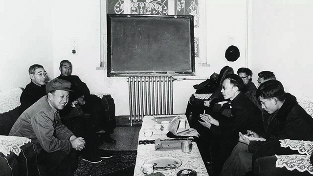 1960年1月13日，郭永怀与钱学森等科学家一起研究教学工作(左一钱学森，左二郭永怀).jpg