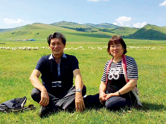 夫妻俩重访五十年前徐前插队的东北大草原.jpg 夫妻俩重访五十年前徐前插队的东北大草原.jpg