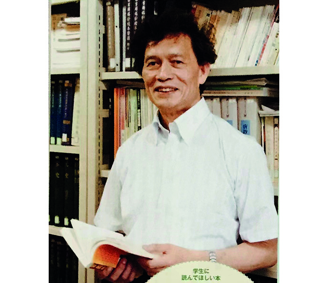 黄华珍在大学研究室.jpg 黄华珍在大学研究室.jpg