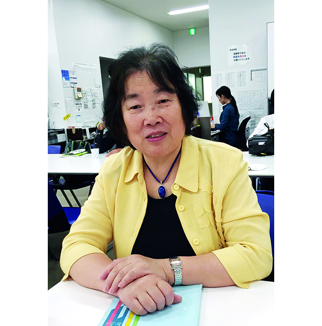 徐前在大学教员室.jpg 徐前在大学教员室.jpg