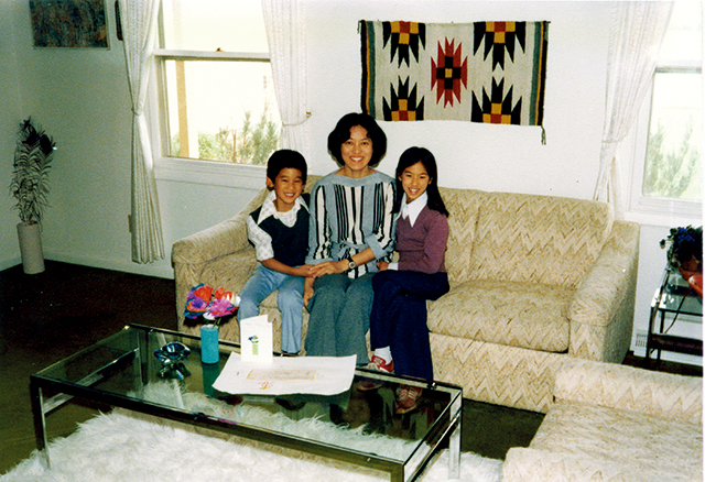 1978年母亲节,张纯如、张纯恺兄妹送给妈妈手做的母亲节礼物.jpg 1978年母亲节,张纯如、张纯恺兄妹送给妈妈手做的母亲节礼物.jpg