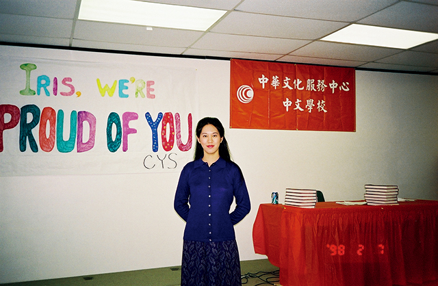 1998年，张纯如在中文学校演讲并签书.jpg