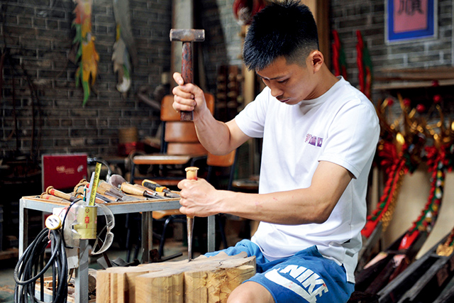 广州市黄埔区非物质文化遗产项目“龙舟龙头、龙尾制作技艺”传承人张伟潮 (2).jpg