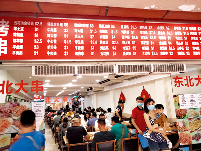 牛车水中心大道边的东北餐馆坐满的吃年夜饭的中国人.jpg 牛车水中心大道边的东北餐馆坐满的吃年夜饭的中国人.jpg