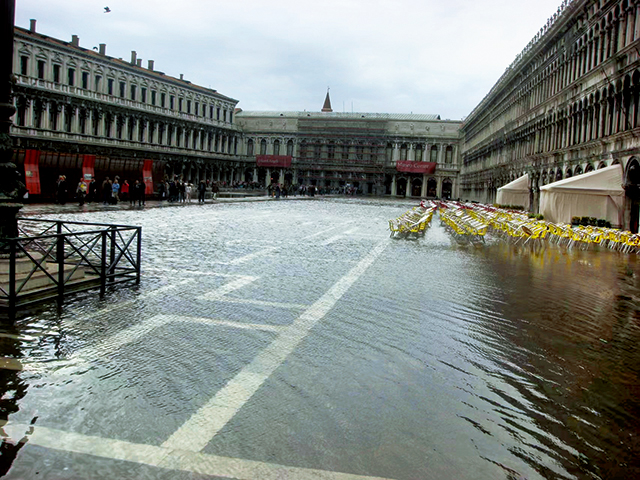 潮水上涨，漫过威尼斯的圣马可广场。周家望摄.jpg