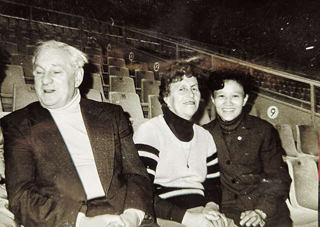 时隔26年后孙孝贞（右）在苏联参加世界体操锦标赛期间与教练伊万诺瓦（中）、普洛特金（左）重逢.jpg