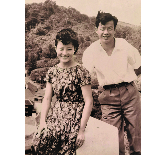 1963年11月，孙孝贞与张宏根在印尼总统府后花园合影，回国后结束八年恋爱结婚.jpg