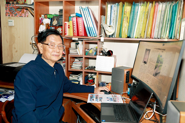 (放第一位置)在编辑室.jpg (放第一位置)在编辑室.jpg