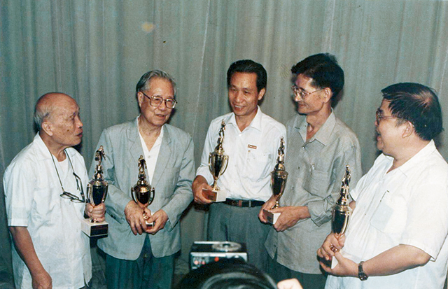 1992年李伟辉(右2)荣获中共广东省省委高校工委、广东省高等教育局、广东省教育厅颁发的“南粤杰出教师”称号.jpg 1992年李伟辉(右2)荣获中共广东省省委高校工委、广东省高等教育局、广东省教育厅颁发的“南粤杰出教师”称号.jpg