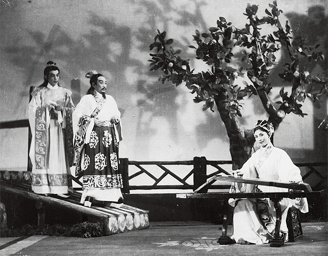 马师曾(饰演屈原,立)红线女(饰演婵娟)演出粤剧《屈原》。战国时期楚怀王忽视强秦的侵吞野心,拒绝屈原忠心谏言,被放逐的屈原投江殉国。1958年,马师曾编写排练粤剧《屈原》,具有强烈的时代意义,其后仅获在小范围汇报演出。(广州红线女艺术中心提供,后简称「红中心供」).jpg 马师曾(饰演屈原,立)红线女(饰演婵娟)演出粤剧《屈原》。战国时期楚怀王忽视强秦的侵吞野心,拒绝屈原忠心谏言,被放逐的屈原投江殉国。1958年,马师曾编写排练粤剧《屈原》,具有强烈的时代意义,其后仅获在小范围汇报演出。(广州红线女艺术中心提供,后简称「红中心供」).jpg