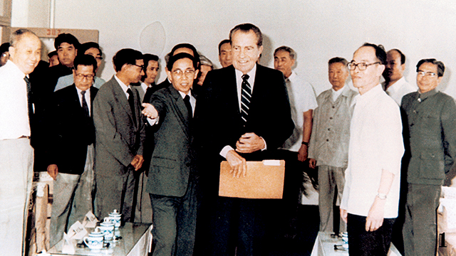 1985年9月4日，姚曾荫与校领导接待美国前总统尼克松来对外经贸大学访问.jpg