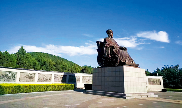 诸葛亮塑像(山东沂南诸葛亮纪念馆门前),摄影:董爱英.jpg 诸葛亮塑像(山东沂南诸葛亮纪念馆门前),摄影:董爱英.jpg
