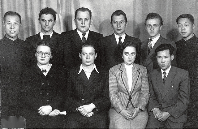 20世纪50年代中期，彭士禄(前排右一)等中国留学生与苏联同学合影.jpg