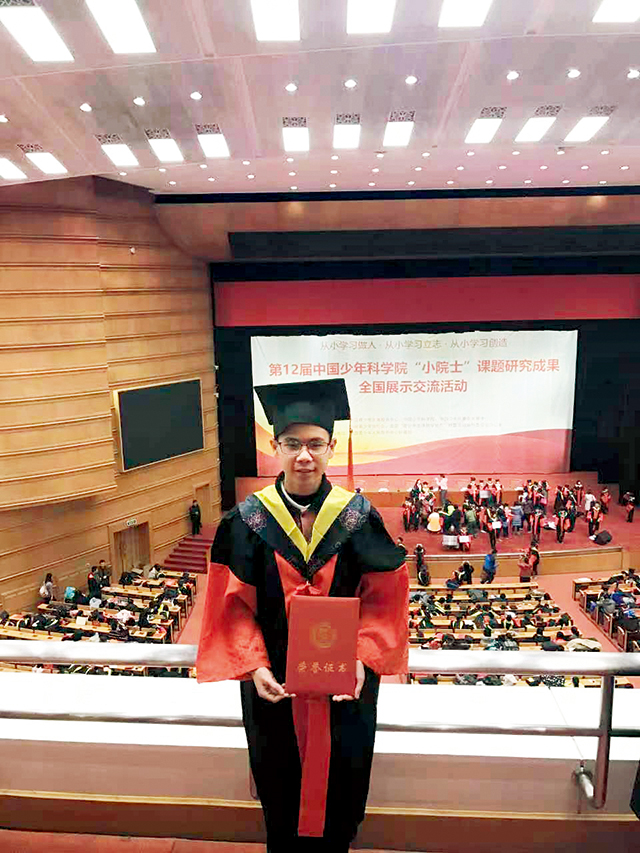 麦骁锐,现在作为中国国家公派留学生就读于俄罗斯萨马拉国家研究大学原萨马拉国立航空航天大学飞机发动机专业。是汕头市百名小发明家培养活动第二期的学员,在第12届中国少年科学院小院士课题研究成果全国展示交流活动中取得了一等奖,荣获中国少年科学院小院士的称号.jpg 麦骁锐,现在作为中国国家公派留学生就读于俄罗斯萨马拉国家研究大学原萨马拉国立航空航天大学飞机发动机专业。是汕头市百名小发明家培养活动第二期的学员,在第12届中国少年科学院小院士课题研究成果全国展示交流活动中取得了一等奖,荣获中国少年科学院小院士的称号.jpg