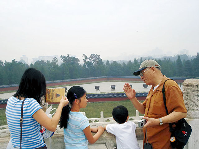 殷教授在北京天坛公园里给回国探亲的外孙和外孙女讲解中国古代园林建筑的特点.jpg