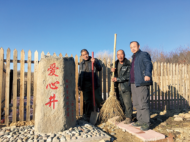 2018年11月初,老局所村冬闲人不闲。村民们得空就到水井边,义务帮助清洁卫生,维护水井保护措施。现如今,这口井已经被村民们赋予了新名字——“爱心井”,水井周围也装上了防护栏,铺上了红土砖,大家发自内心地珍惜这口井,希望维护水环境优美.jpg 2018年11月初,老局所村冬闲人不闲。村民们得空就到水井边,义务帮助清洁卫生,维护水井保护措施。现如今,这口井已经被村民们赋予了新名字——“爱心井”,水井周围也装上了防护栏,铺上了红土砖,大家发自内心地珍惜这口井,希望维护水环境优美.jpg