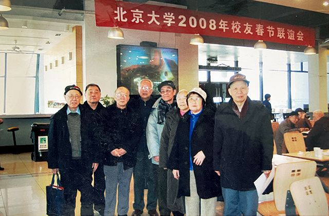 陶和谦(左1)、本文作者石有太(左2)等校友在北京大学2008年校友春节联欢会上.jpg 陶和谦(左1)、本文作者石有太(左2)等校友在北京大学2008年校友春节联欢会上.jpg