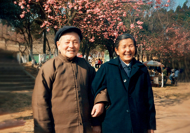 与夫人在一起.jpg 与夫人在一起.jpg