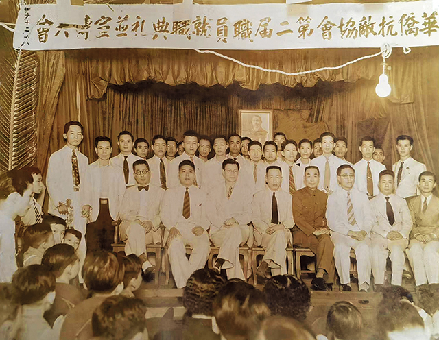 蔡由成(前排左四)和菲律宾巴西市华侨抗敌学会领袖张旭高(前排左三)等合影.jpg 蔡由成(前排左四)和菲律宾巴西市华侨抗敌学会领袖张旭高(前排左三)等合影.jpg