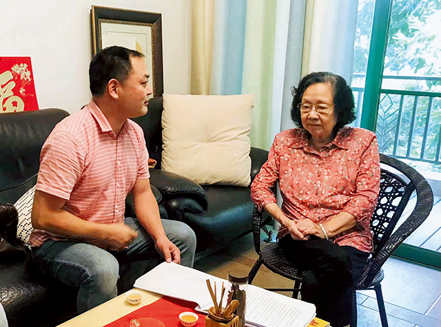 黄剑丰与潮剧著名表演艺术家姚璇秋在探讨剧本内容.jpg 黄剑丰与潮剧著名表演艺术家姚璇秋在探讨剧本内容.jpg