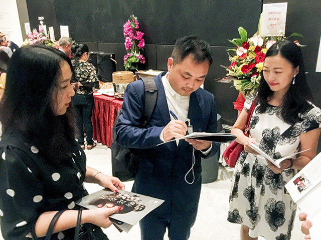 黄剑丰在新加坡为读者签名.jpg 黄剑丰在新加坡为读者签名.jpg