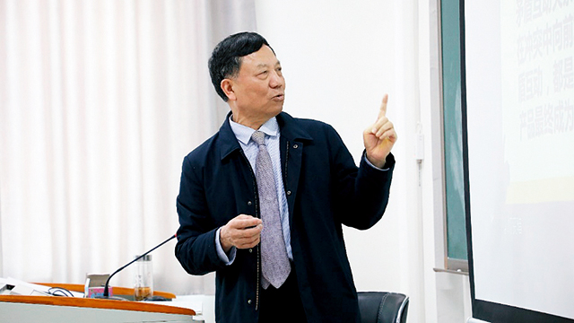 季水河在授课.jpg 季水河在授课.jpg
